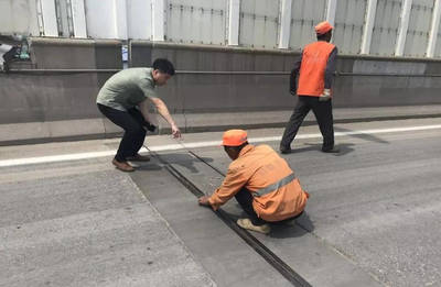 邯郸市政工程管理处开展桥梁伸缩缝专项清理